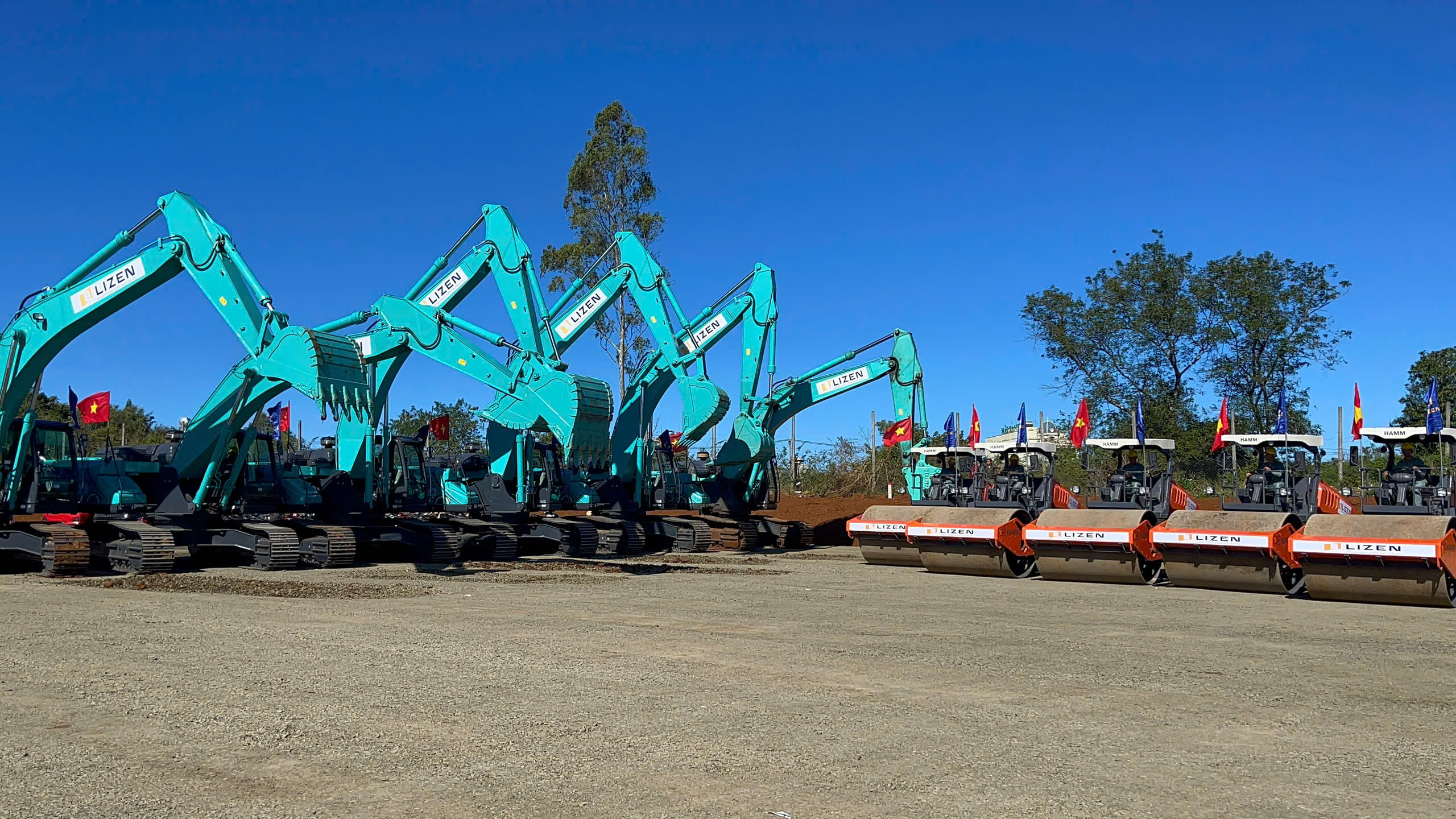 Máy xúc Kobelco và lu rung HAMM thi công san lấp