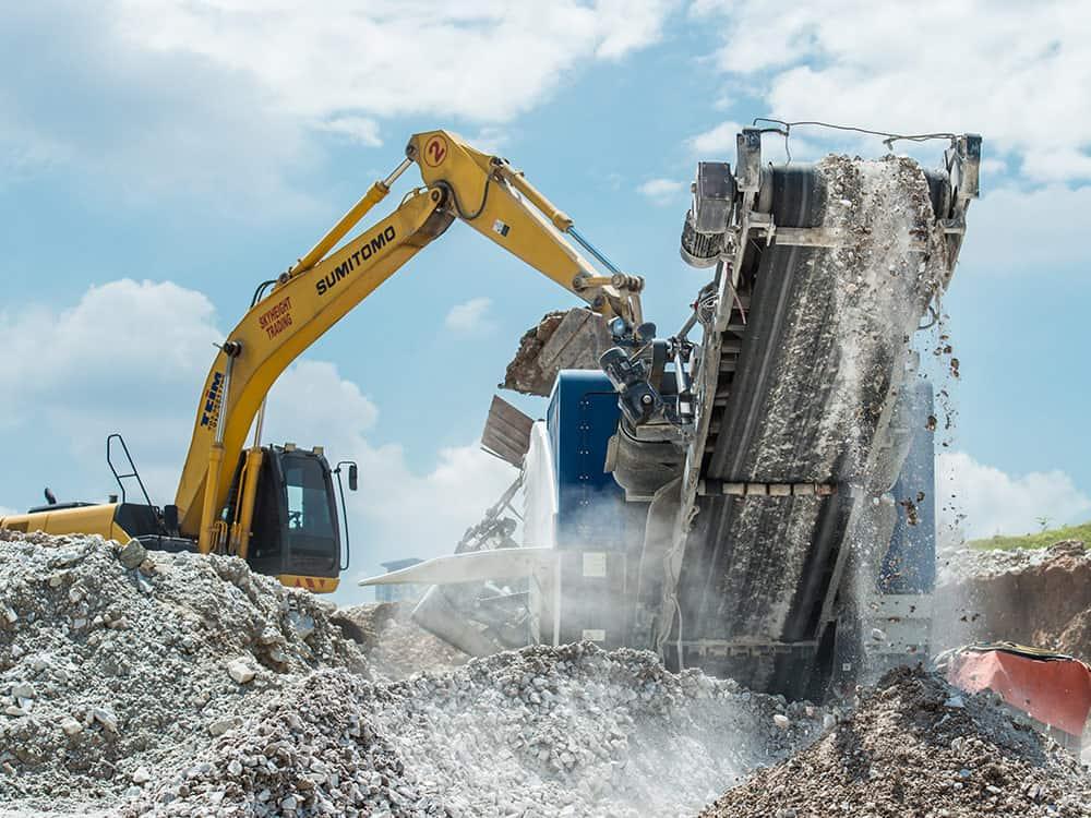 Máy xúc Kobelco cấp liệu cho máy nghiền.