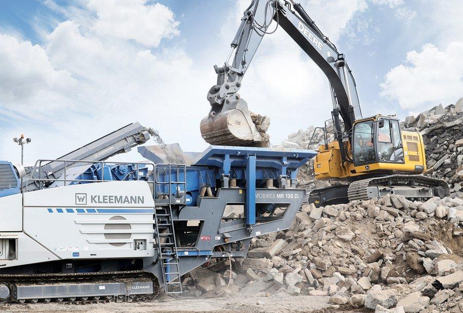 Máy xúc Kobelco cấp liệu cho dây chuyền nghiền.