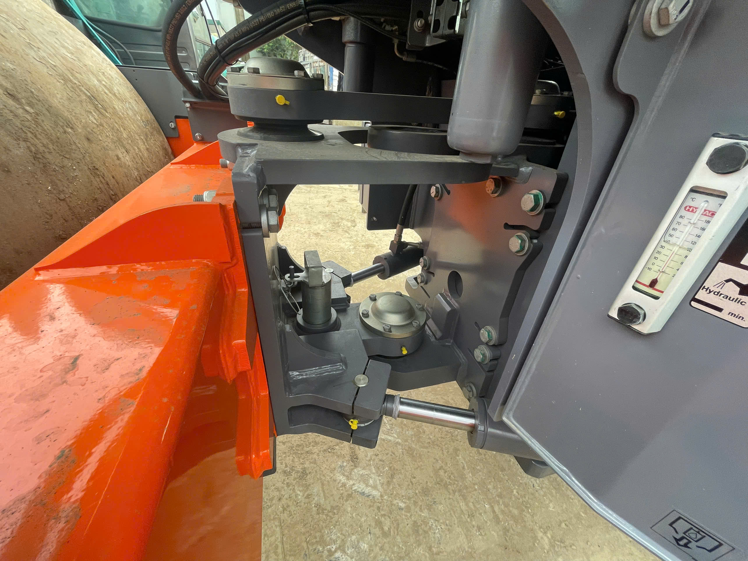 Khớp nối 3 điểm lu rung HAMM HC119