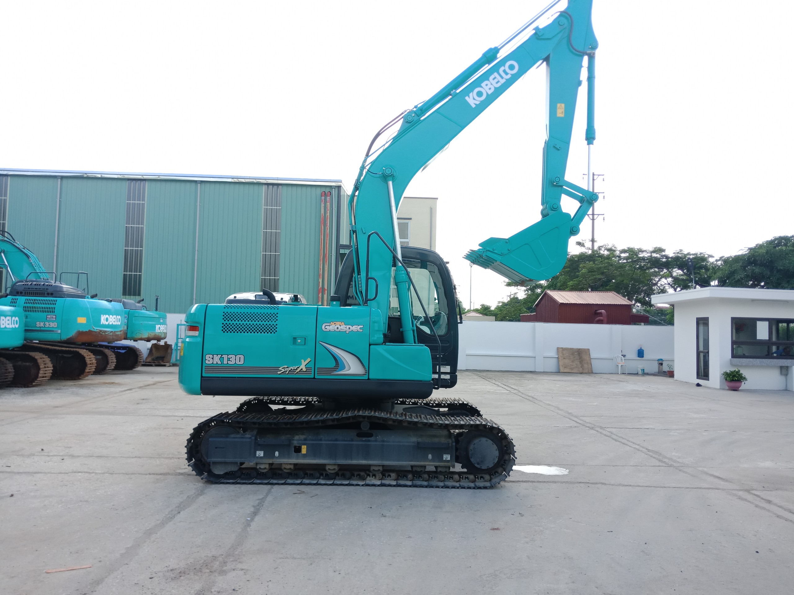 Máy xúc Kobelco SK130-10 mới nhập khẩu nguyên chiếc từ Thái Lan, trọng lượng 13 tấn, tiết kiệm nhiên liệu và vận hành bền bỉ.