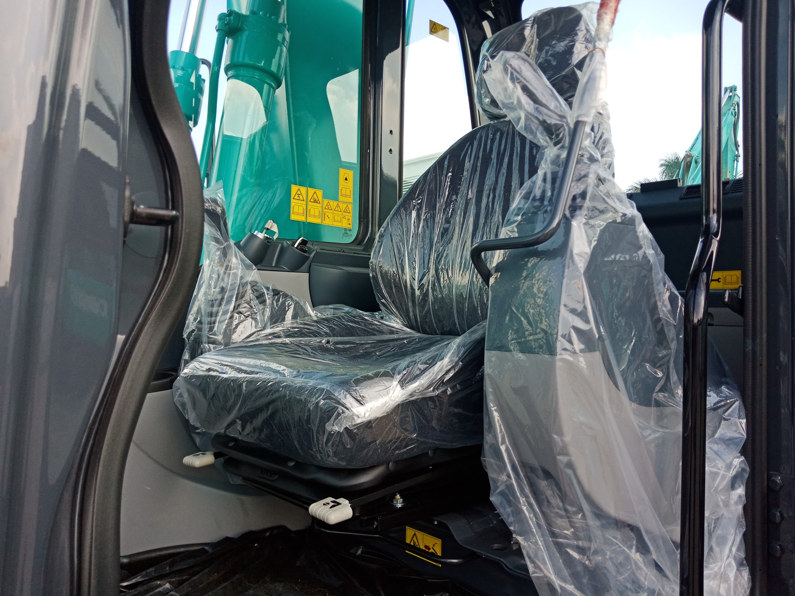 Cabin máy xúc bánh xích Kobelco sk130-10