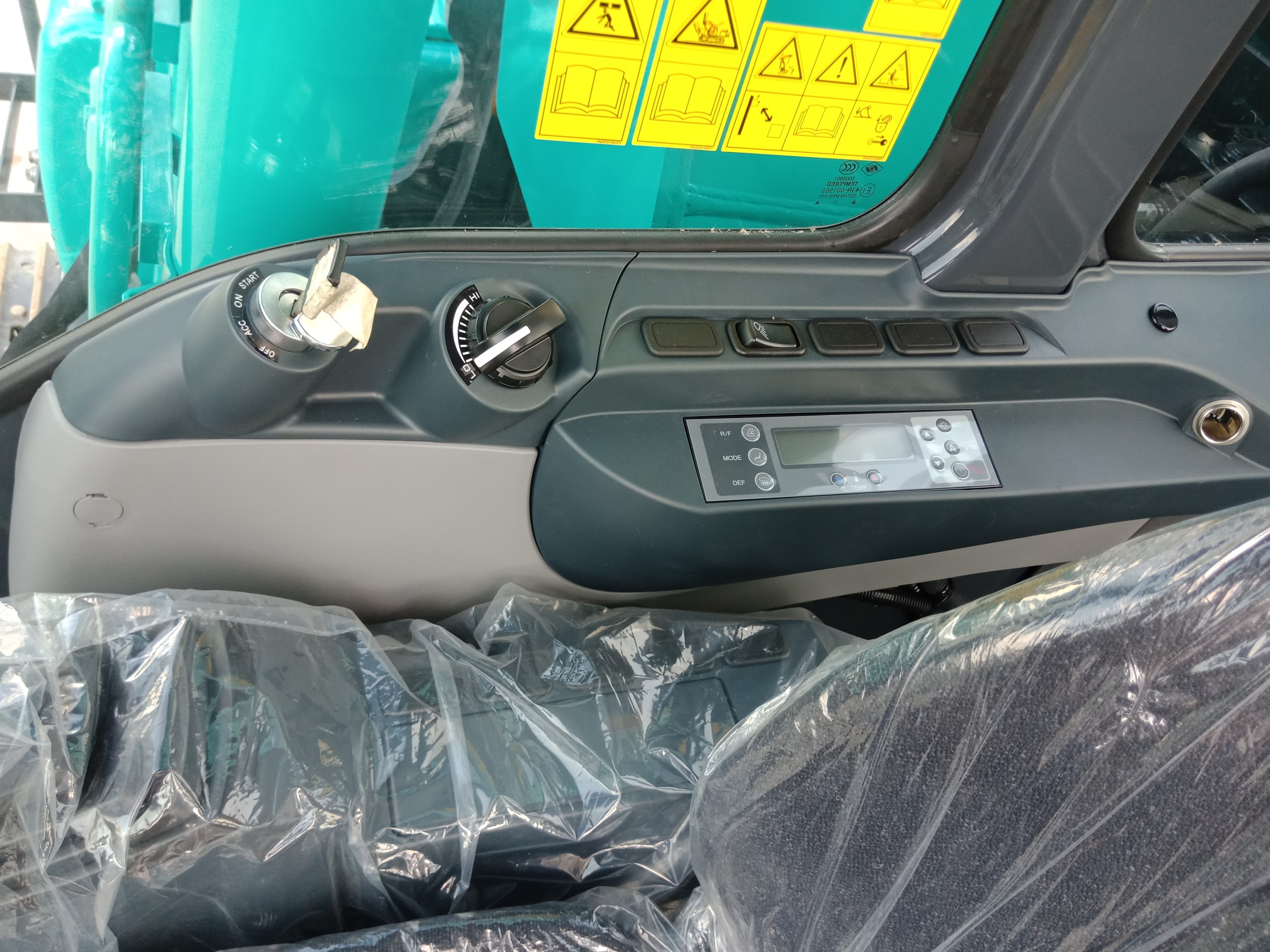cabin máy xúc kobelco sk130-10 rộng rãi điều hòa tiêu chuẩn
