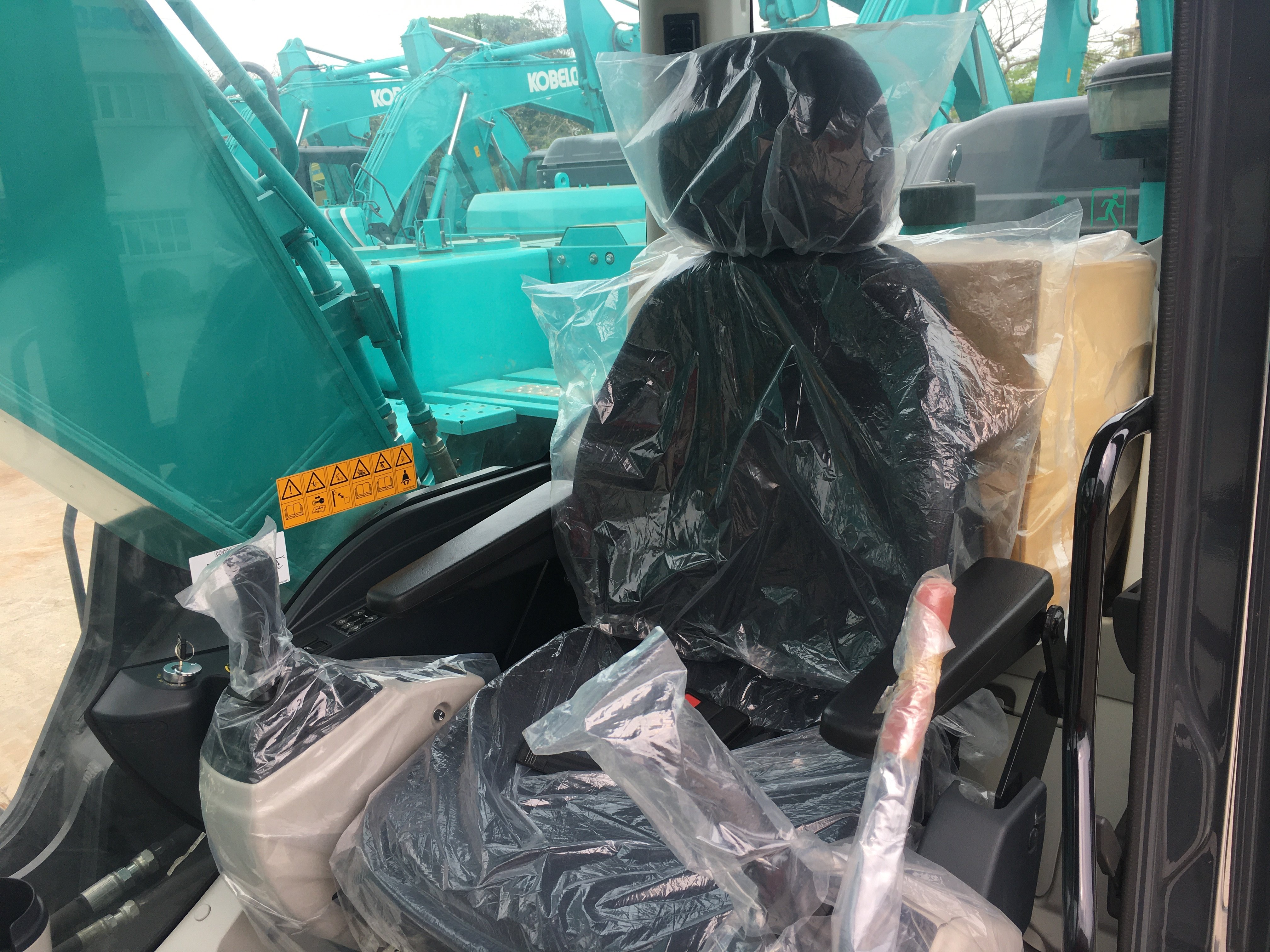 Cabin máy xúc Kobelco sk200-10 mới 100%