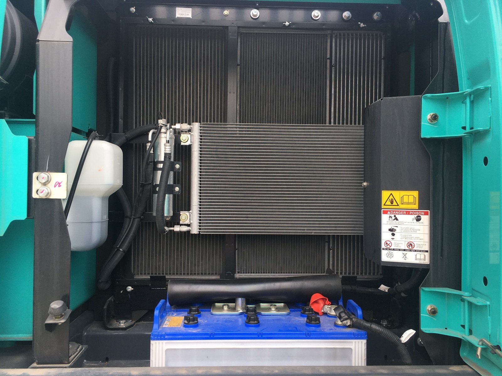 Hệ thống làm mát động cơ HINO trên máy xúc Kobelco sk200-10 mới 100%