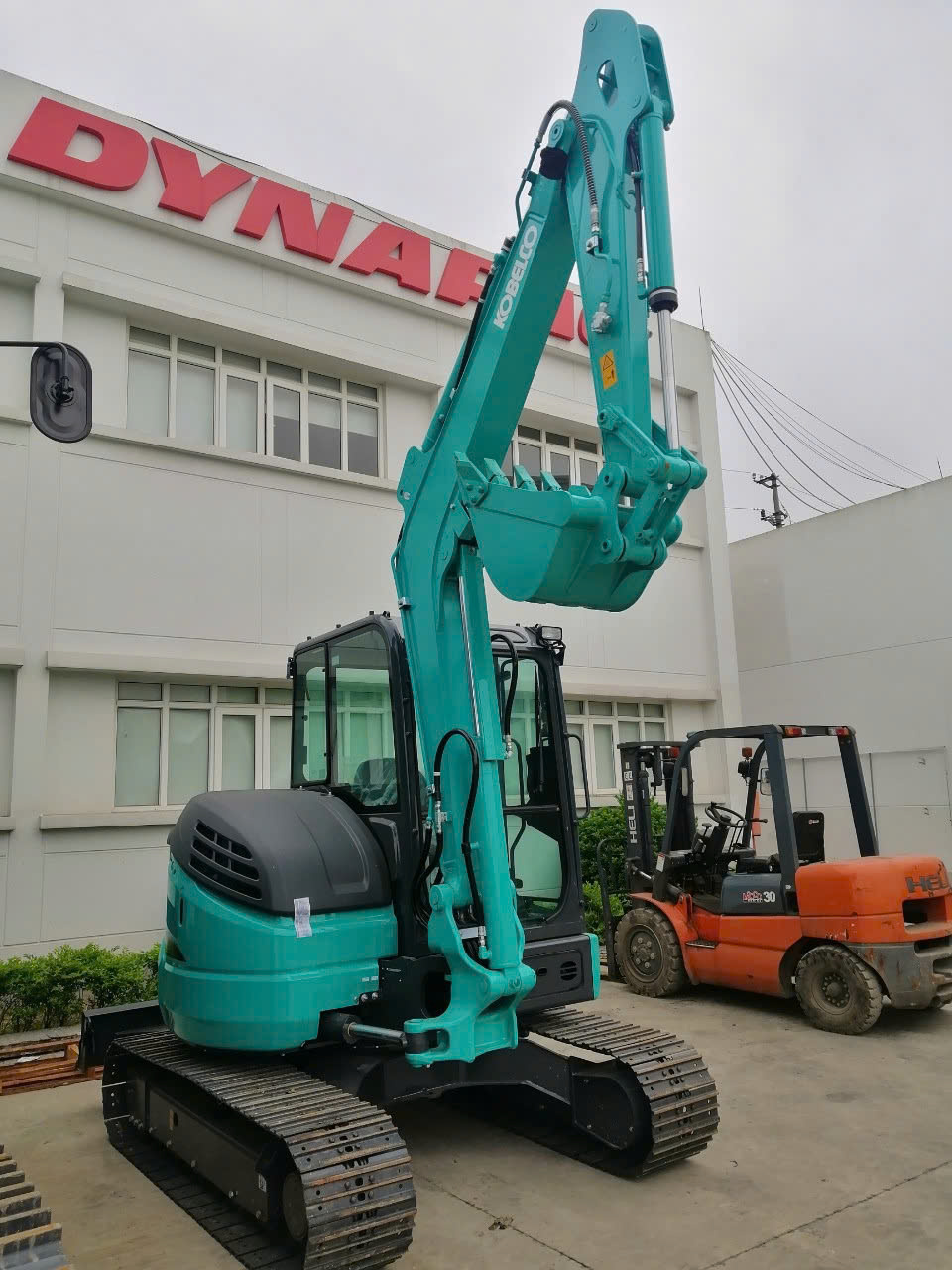Máy xúc Kobelco SK50P-6 chính hãng Kobelco Nhật Bản, thiết kế nhỏ gọn, tiết kiệm nhiên liệu, phù hợp công trình dân dụng và đô thị.