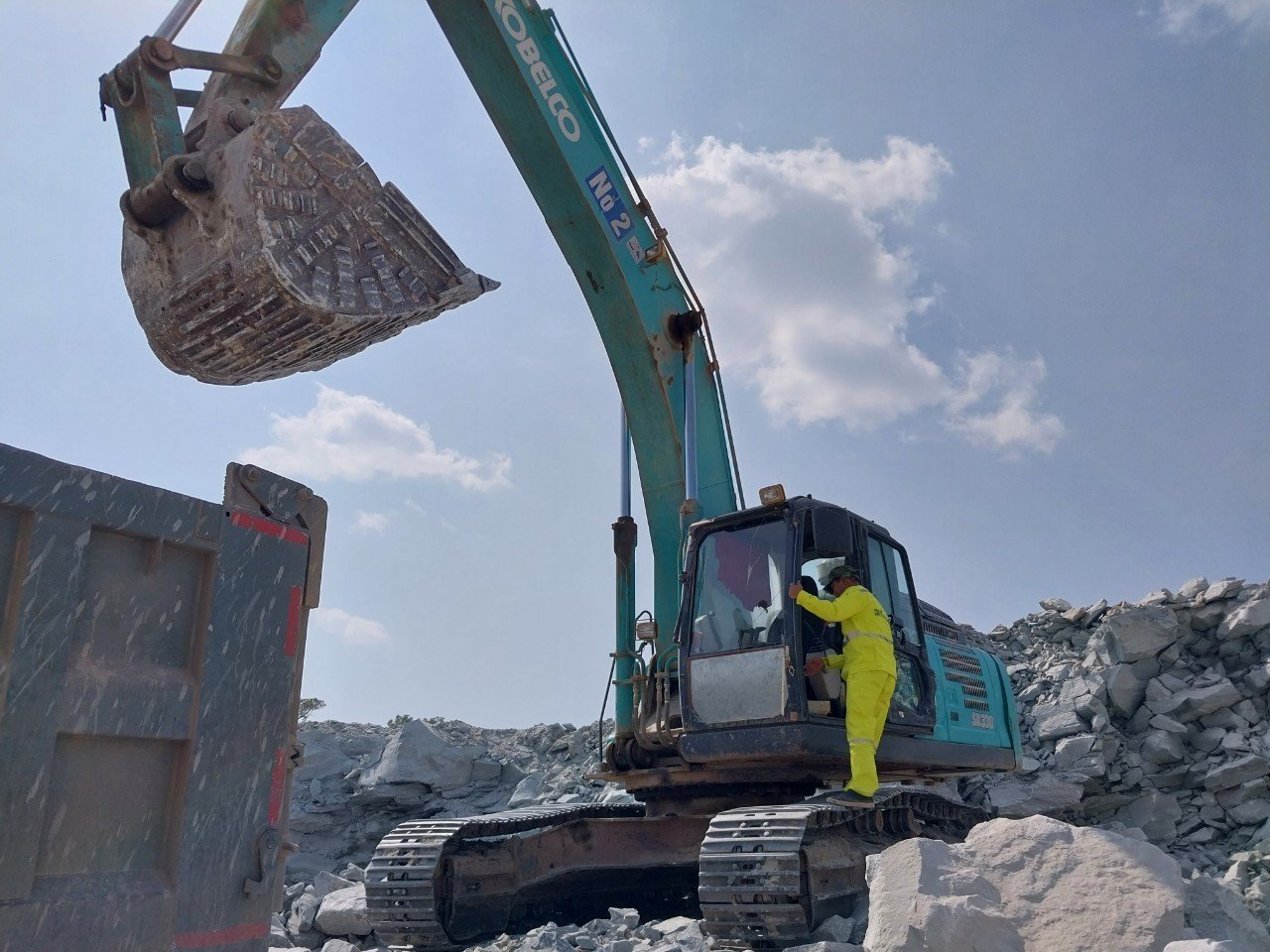 Máy xúc Kobelco SK380XDLC-10 bốc xúc đá