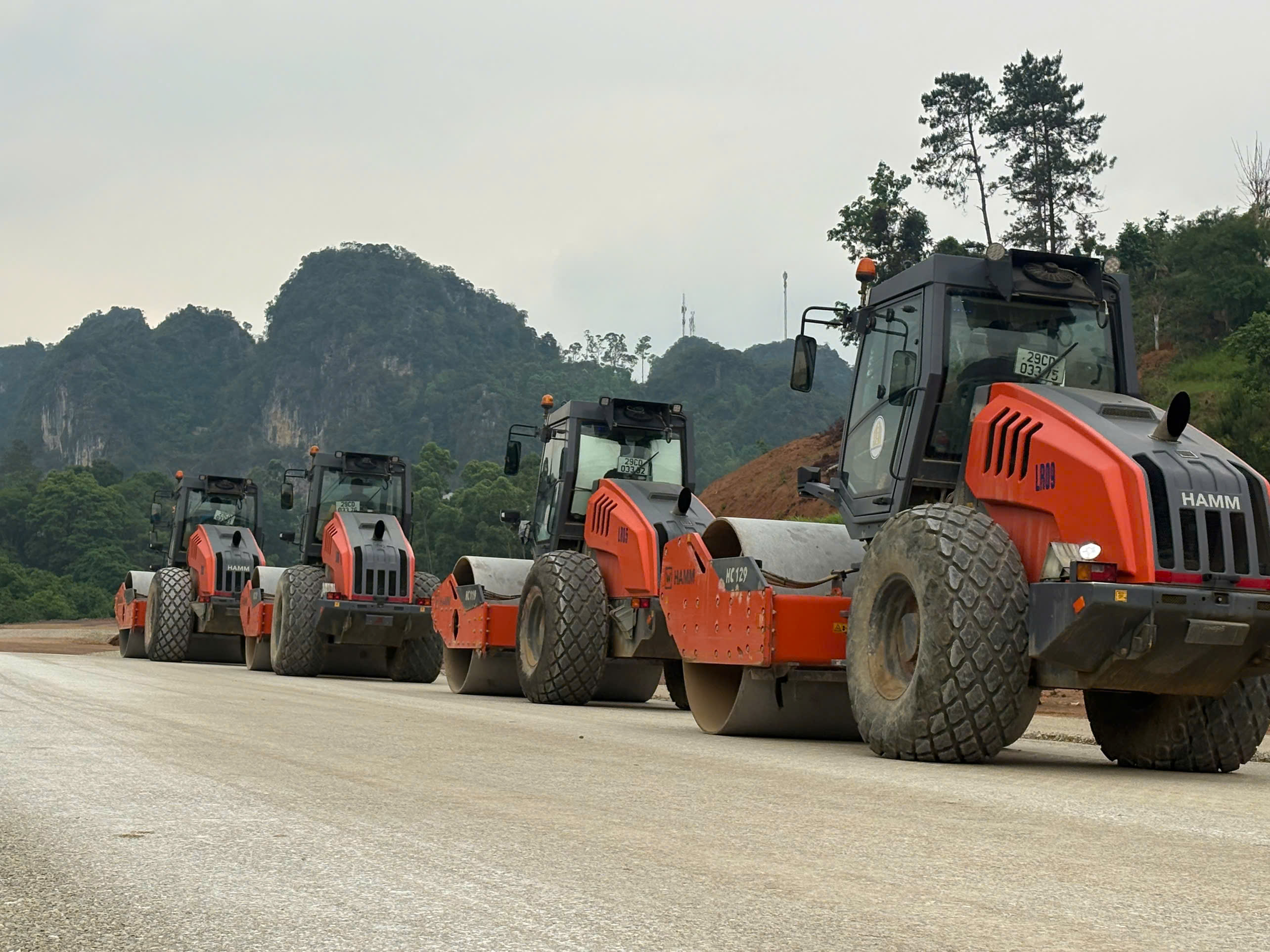 Lu rung 12 tấn HAMM HC129 san lấp mặt bằng