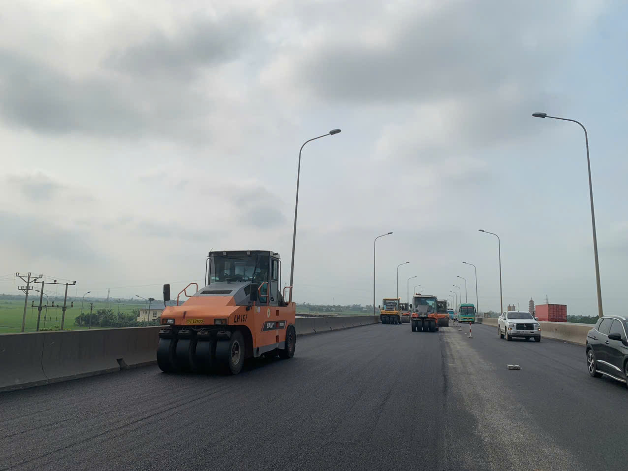 thuê máy lu HAMM phục vụ công trình san lấp