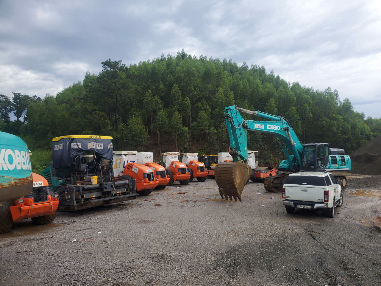 Máy xúc Kobelco trong dây chuyền san lấp mặt bằng